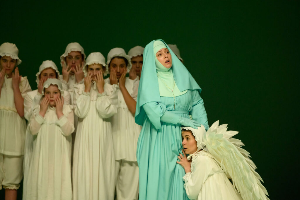 Alexina_AP_Bofill_Cor Vivaldi-Petits Cantors de Catalunya, Elena Copons, Mar Esteve a “Alexina B.” al Gran Teatre del Liceu. Fotografia d’Antoni Bofill. Alexina B.